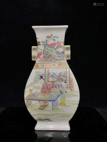 A CHINESE FAMILLE ROSE PORCELAIN SQUARE VASE