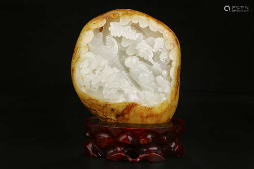 A CHINESE CARVED HETIAN JADE ORNAMENT