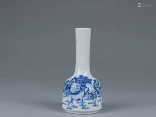 A CHINESE BLUE AND WHITE PORCELAIN VASE