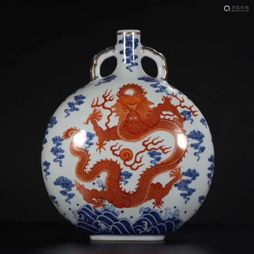 A CHINESE BLUE AND WHITE ALUM RED GILT PORCELAIN VASE