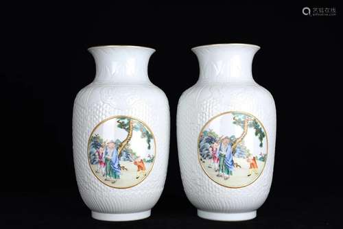 A PAIR OF CHINESE PORCELAIN VASES