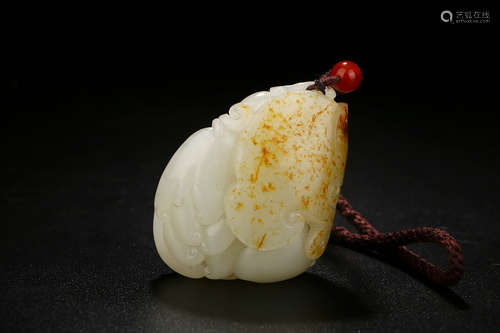 A CHINESE CARVED HETIAN JADE ORNAMENT