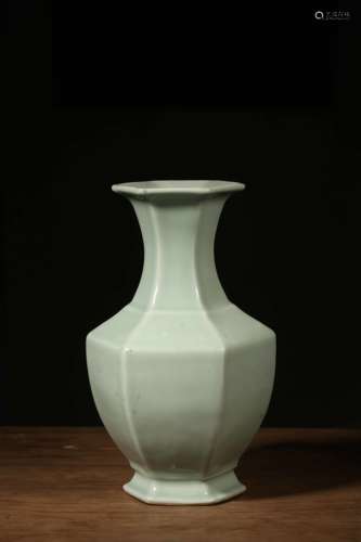 A CHINESE GLAZED PORCELAIN VASE