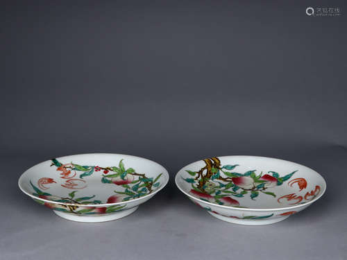 A PAIR OF CHINESE FAMILLE ROSE PORCELAIN PLATES