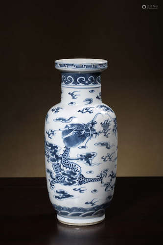 A CHINESE BLUE AND WHITE DRAGON PATTERN PORCELAIN VASE