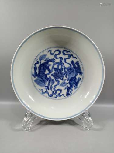 A CHINESE BLUE AND WHITE PORCELAIN PLATE