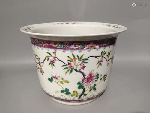 A CHINESE FAMILLE ROSE FLORAL PORCELAIN FLOWERPOT