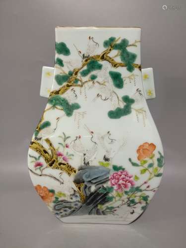 A CHINESE FAMILLE ROSE PAINTED PORCELAIN SQUARE VESSEL