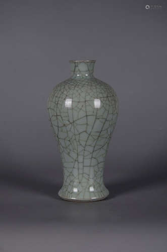 A CHINESE GE GLAZED PORCELAIN PLUM VASE