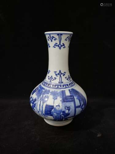 A CHINESE BLUE AND WHITE PORCELAIN VASE