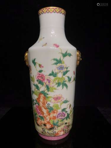 A CHINESE FAMILLE ROSE FLORAL PORCELAIN VASE