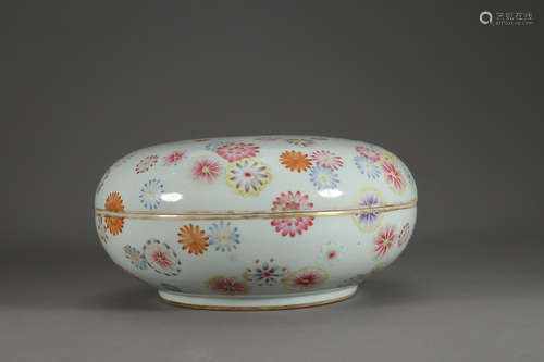 A CHINESE FAMILLE ROSE FLORAL PORCELAIN BOX WITH COVER