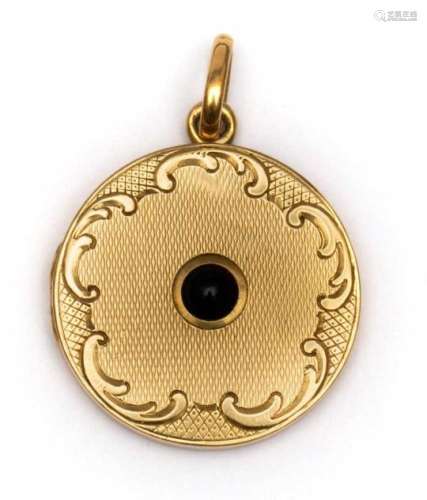 14krt. Gouden medaillonaan de voorzijde gezet met een cabochon geslepen saffier en versierd met