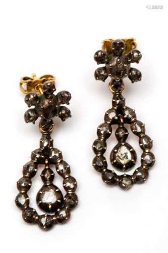 Paar zilveren en gouden oorhangers, 19e eeuw,beide gezet met roosdiamanten (stekers vernieuwd). In