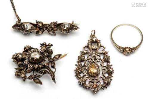 Zilveren en gouden broche, hanger en een solitairring, 19e eeuw,alle gezet met roosdiamanten.