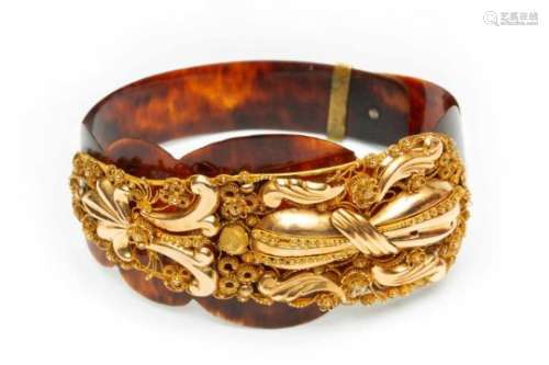 Armband, gemaakt van een gouden veer, versierd met cannetille en krullende ornamenten (ontbreken