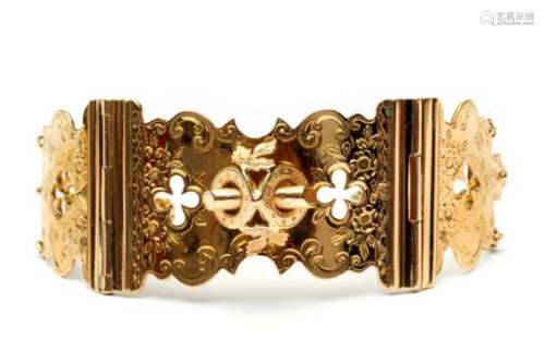 14krt. Gouden armbandvermaakt van een boekslot, versierd met florale motieven, bruto 24,3 gr.,