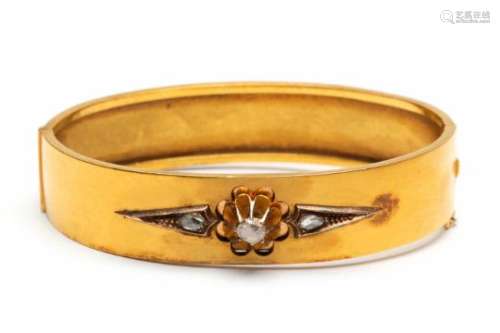 18krt. Gouden stijve armband, 19e eeuw,in het midden gezet met een roosdiamant in spiegelchaton, met