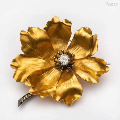 18krt. Gouden bloembroche, 19e eeuw,gezet met een oud slijpsel diamant, ca. 0,75ct. VSI2/H (