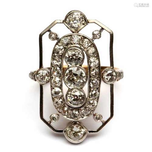 Platina en geelgouden appliqueringgezet met oud slijpsel diamanten, totaal ca. 0,95ct., bruto 6,5