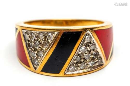 18krt. Gouden ringbovenzijde tapstoelopend met rode en zwarte geëmailleerde driehoeken.