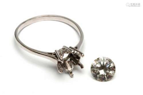 Witgouden solitairringmet losse briljant geslepen diamant, ca. 1,7 ct. (chip en gless / L), bruto