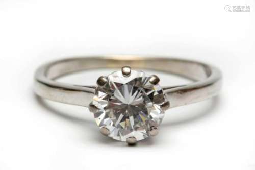 Witgouden solitairringgezet met een briljant geslepen diamant, ca. 1,50ct. (VSI / H), bruto 2,9 gr.,