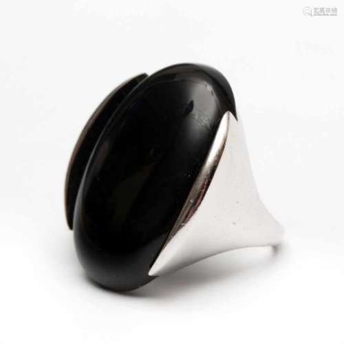 18krt. Witgouden moderne ring gezet met een grote ovale onyx, bruto 22,6 gr., ringmt. 56 [1]650