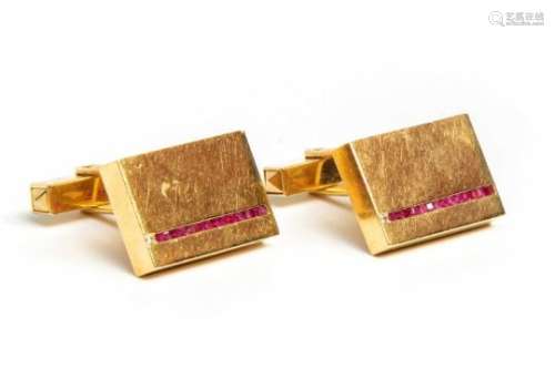 Paar gouden manchetknopen, voorzijde rechthoekig en gezet met carré geslepen robijnen en een