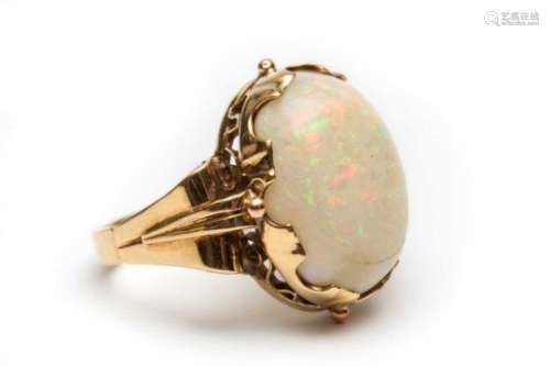 14krt. Gouden ringgezet met een ovale witte opaal (breuk). Chaton met geschulpte rand en de