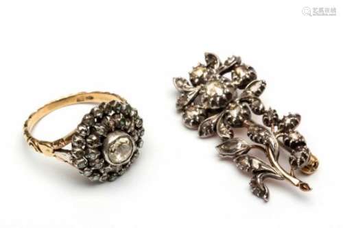 Zilveren en gouden rozetring en een brochebeide gezet met roosdiamanten. (brochering onedel),