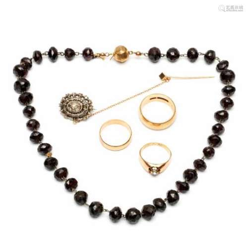 Zilveren en gouden broche, ring en een granaten collier.Ovale broche, gezet met roosdiamanten (