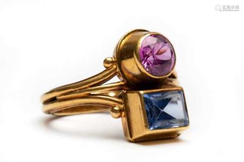 18krt. Gouden ringgezet met een ronde roze en een rechthoekige blauwe steen, bruto 10,8 gr., ringmt.