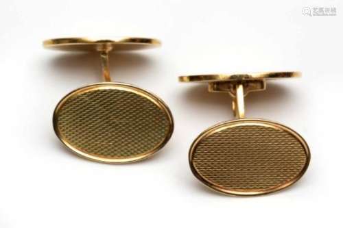 Paar 14krt. gouden manchetknopenbeide met twee ovale vormen met fijne ruitstructuur, netto 12,0
