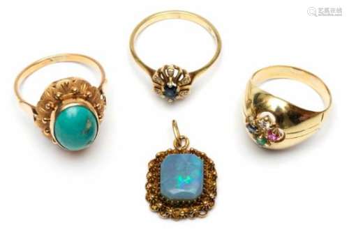 Drie 14krt. gouden ringenéén gezet met een smaragd, robijn, saffier en een diamant. Hierbij een