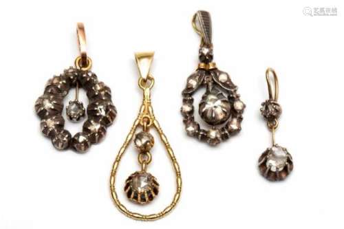 Vier differente zilveren en gouden hangersalle gezet met roosdiamanten (vermaakt van oorbellen),
