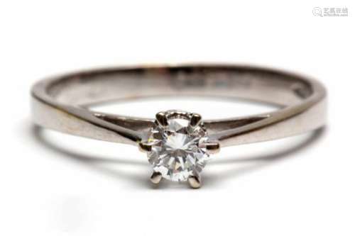 18krt. Witgouden solitairringgezet met een briljant geslepen diamant, ca. 0,20ct., bruto 2,4 gr.,