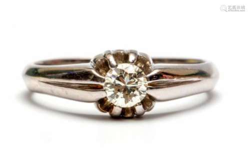 Witgouden solitairringgezet met een briljant geslepen diamant, ca. 0,25ct., bruto 4,4 gr., ringmt.