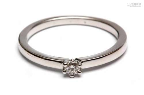 14krt. Witgouden solitairringgezet met een briljant geslepen diamant, ca. 0.08ct., bruto 2,2 gr.,