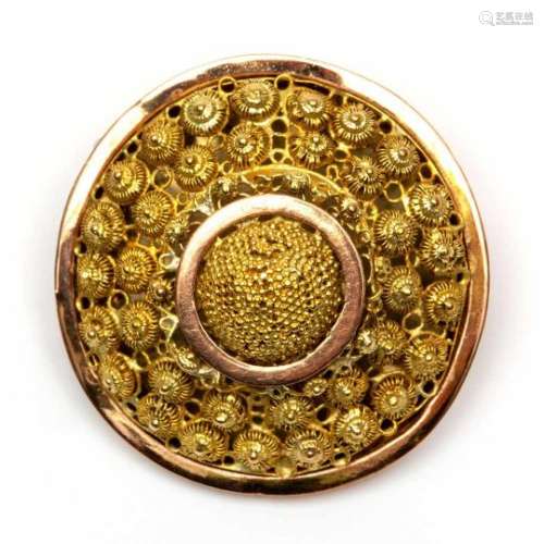 Gouden ronde brocheversierd met cannetille, netto 6,6 gr., diam. 2,5 cm. [1]200