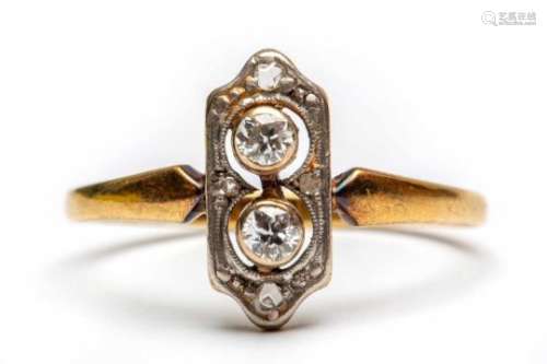 Gouden en zilveren ringgezet met twee briljant geslepen diamanten, totaal ca. 0,15ct. (slijtage