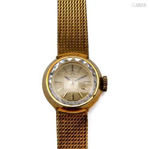 Omega, 18krt. gouden horloge, opwind,glas met gefacetteerde rand. Aan Milanese band (