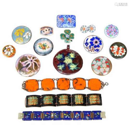 Differente geëmailleerde broches en armbandenmet voornamelijk florale motieven, [zkj]200