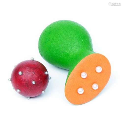 Groene broche en een rode bolle pinbeide versierd met parels, [2]80