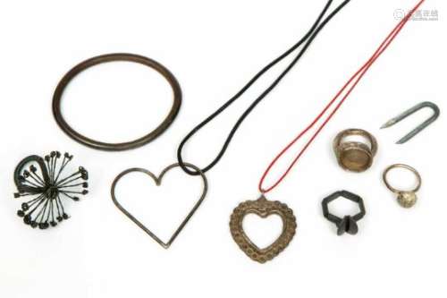 Hans Stofer en andere kunstenaars, diverse metalen sieradenw.o. harthangers, ringen en een stijve