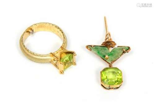 Truike Verdegaal, gouden ring en een oorstekerbeide gezet met een groene trapgeslepen steen. , bruto