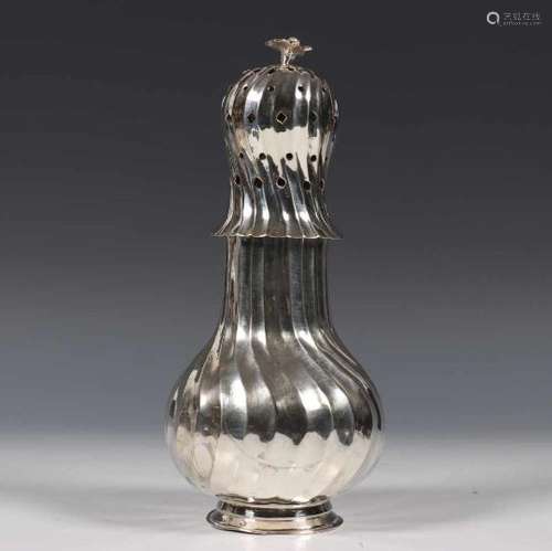 Suikerstrooier, Rococo stijl, geribd getordeerd omgekeerd balustervormige, knop in bloemvorm, met