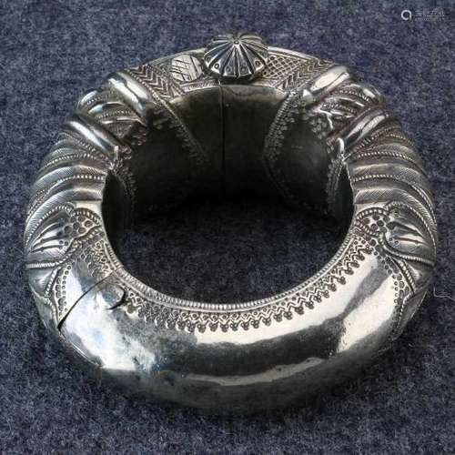 Oman, Rustaq, pair of silver anklets, 'Natal'with geometrical decoration of lines and dots. Opens by