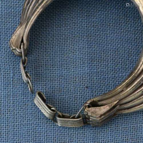 Golden Triangle, Hmong, five layer silver neckringwith three engraved links in the chain, w. 18 cm