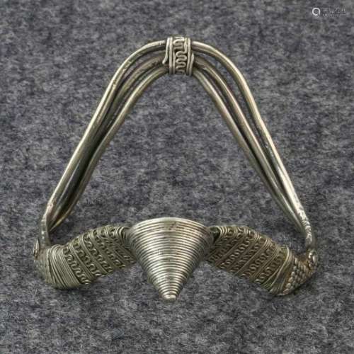 India, Maharashtra, Amravati region, Korku tribe, V-form bend silver armlet, ‘Vanki',with twisted-